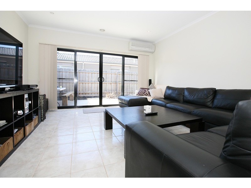 2/1 Westminster Avenue, Hillside VIC 3037