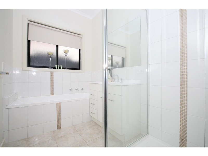 2/1 Westminster Avenue, Hillside VIC 3037