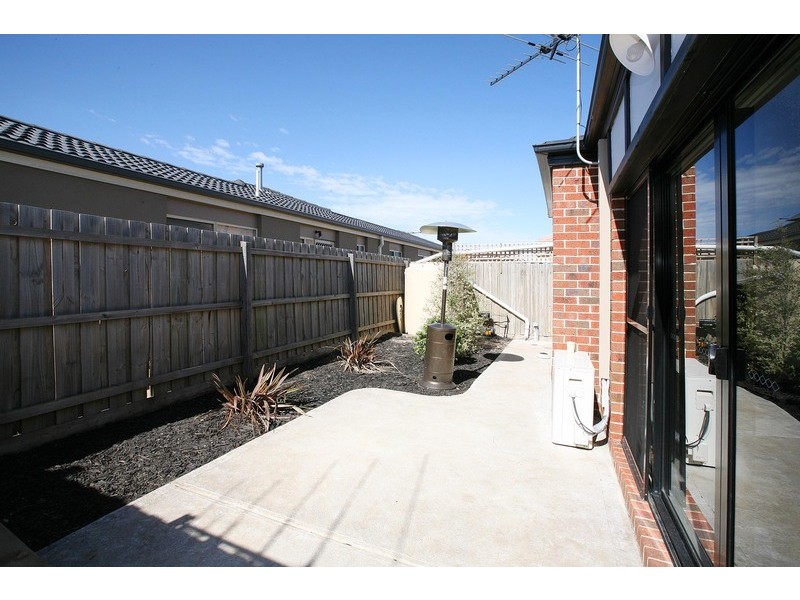 2/1 Westminster Avenue, Hillside VIC 3037