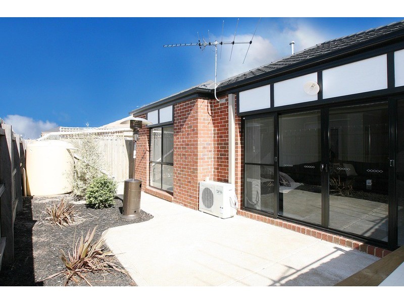 2/1 Westminster Avenue, Hillside VIC 3037
