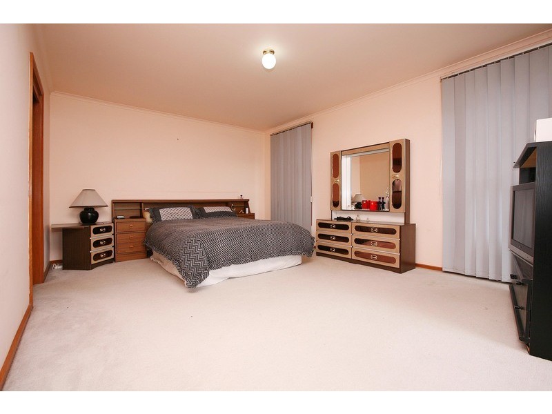 18 Broula Court, Taylors Lakes VIC 3038