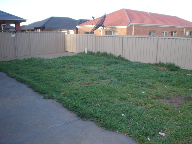5 Oakview Parade, Caroline Springs VIC 3023
