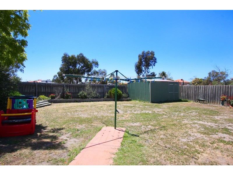 4 Landau Court, Taylors Lakes VIC 3038
