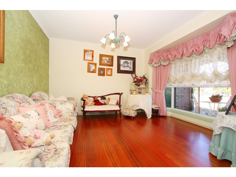 4 Landau Court, Taylors Lakes VIC 3038