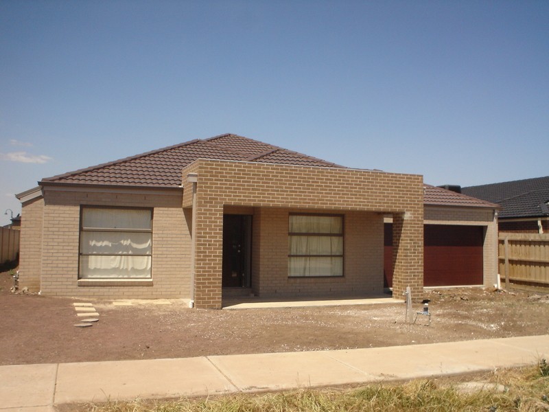 8 Clarence Way, Taylors Hill VIC 3037