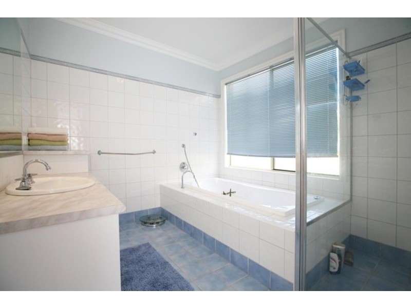 14 Lancelot Court, Hillside VIC 3037