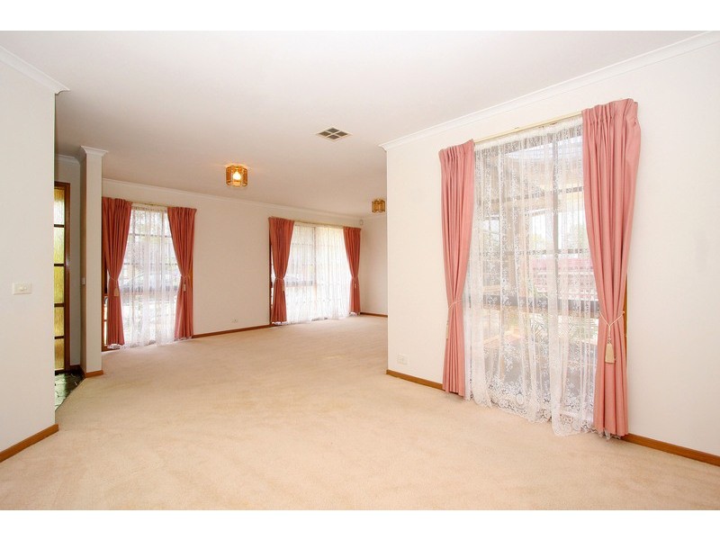 126 Chichester Drive, Taylors Lakes VIC 3038