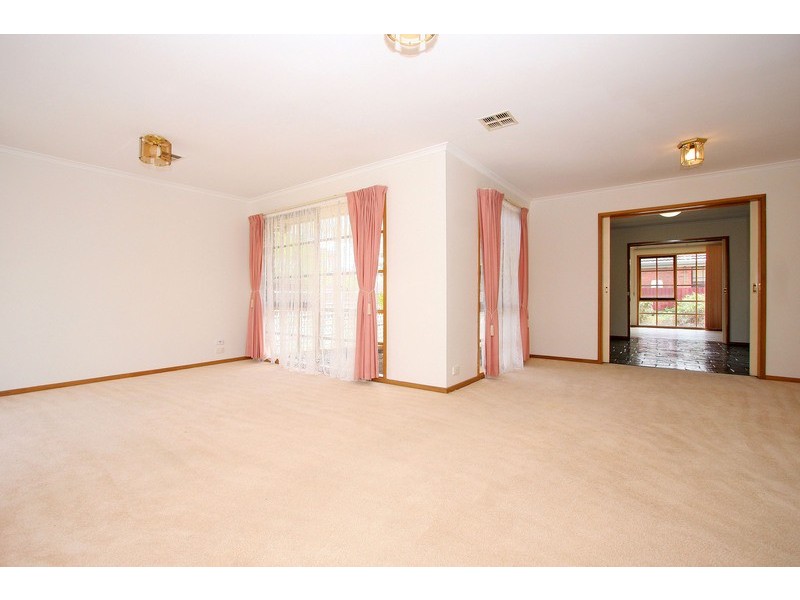 126 Chichester Drive, Taylors Lakes VIC 3038