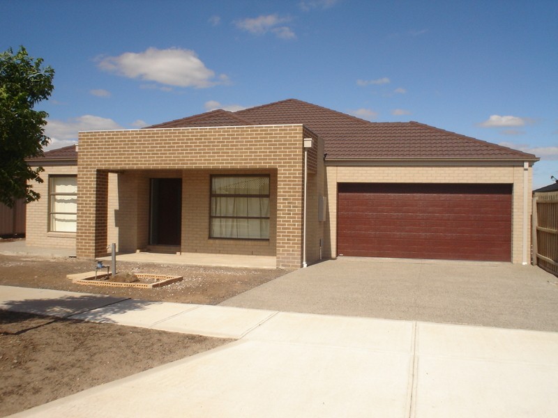 8 Clarence Way, Taylors Hill VIC 3037