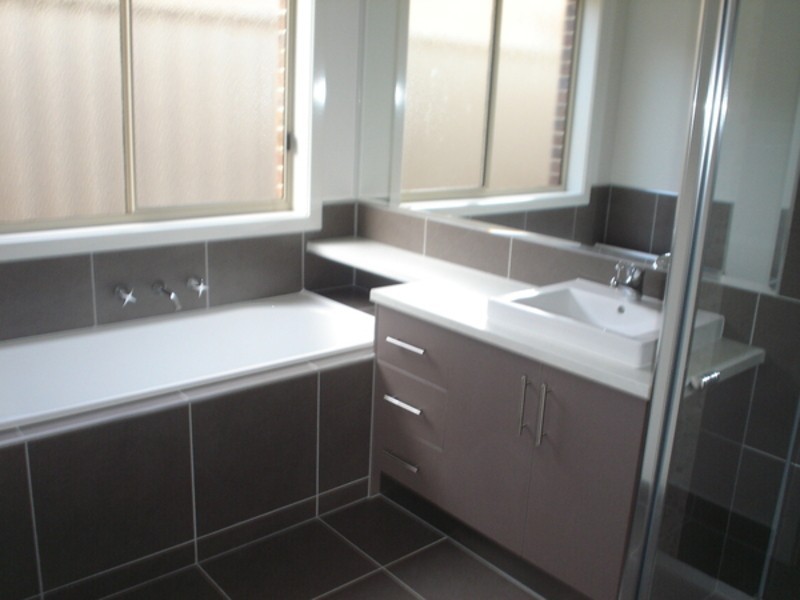 16 Barrington Circuit, Caroline Springs VIC 3023