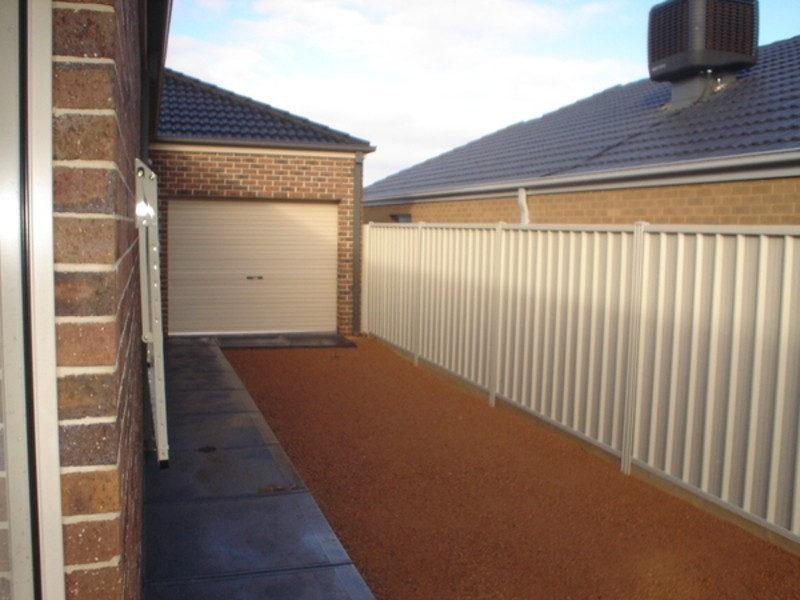 16 Barrington Circuit, Caroline Springs VIC 3023