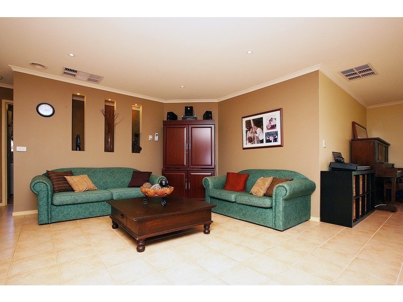 12 Tormorvey Avenue, Hillside VIC 3037