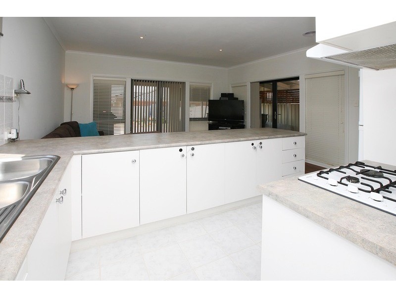 92 Jindabyne Avenue, Taylors Hill VIC 3037