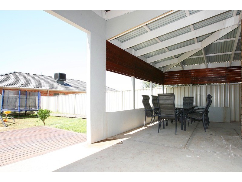 92 Jindabyne Avenue, Taylors Hill VIC 3037