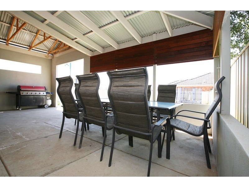 92 Jindabyne Avenue, Taylors Hill VIC 3037