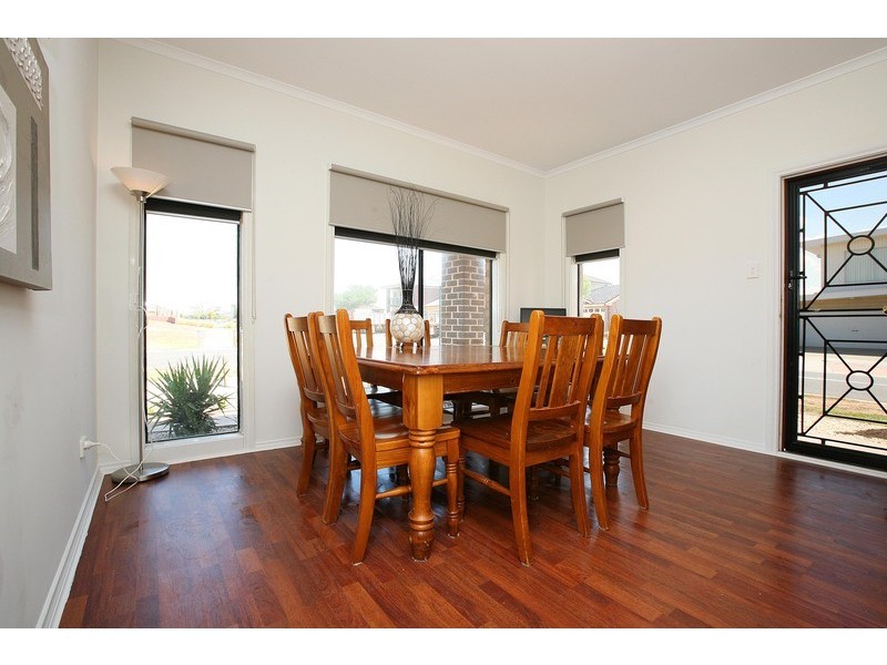 92 Jindabyne Avenue, Taylors Hill VIC 3037