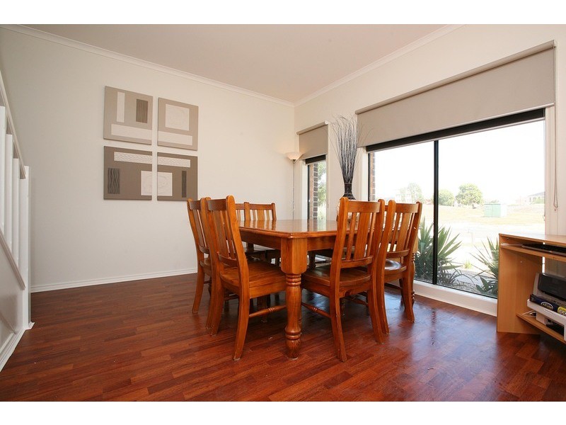 92 Jindabyne Avenue, Taylors Hill VIC 3037