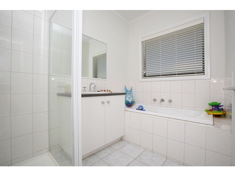 92 Jindabyne Avenue, Taylors Hill VIC 3037