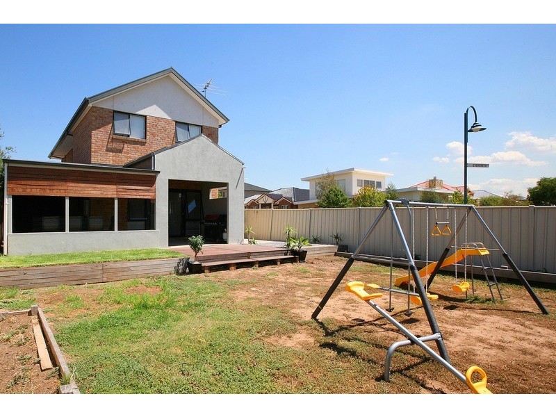 92 Jindabyne Avenue, Taylors Hill VIC 3037