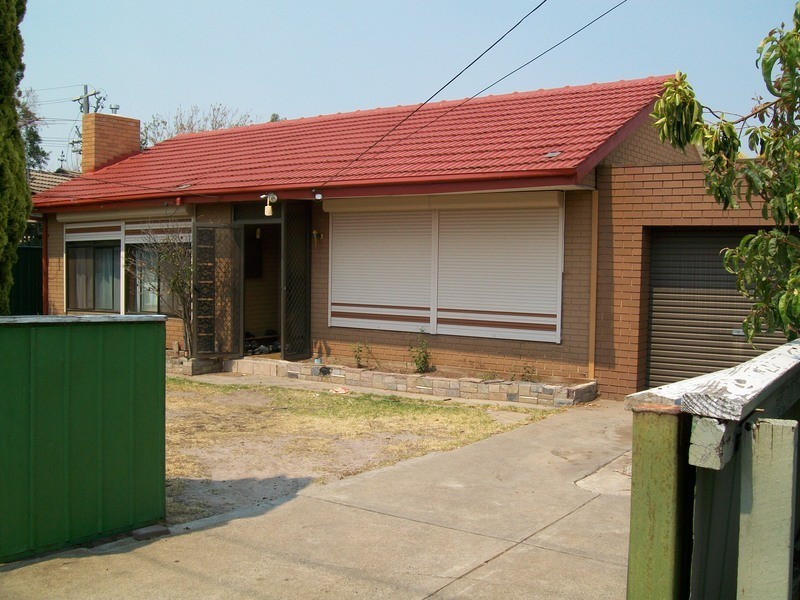 11 Andrew Road, St Albans VIC 3021