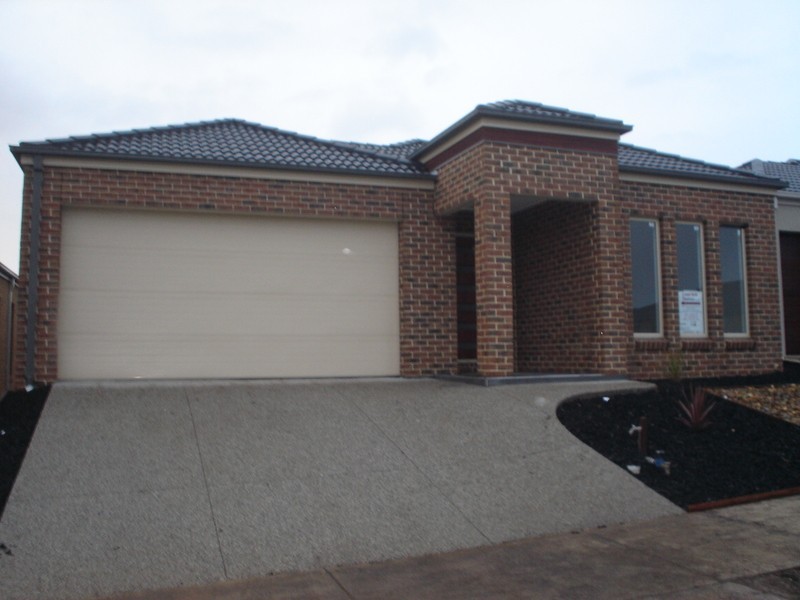 16 Barrington Circuit, Caroline Springs VIC 3023