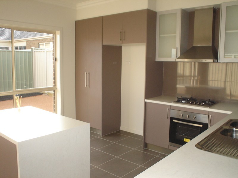 16 Barrington Circuit, Caroline Springs VIC 3023