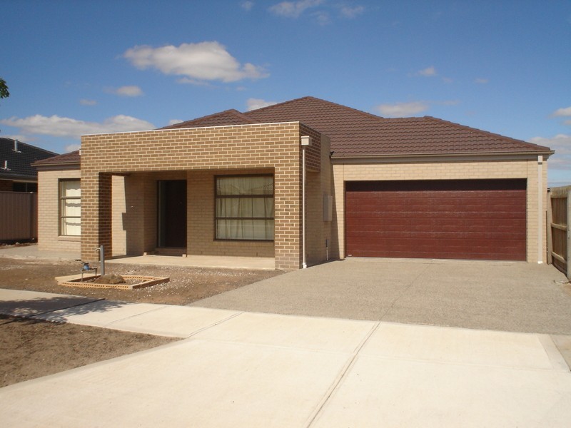 8 Clarence Way, Taylors Hill VIC 3037