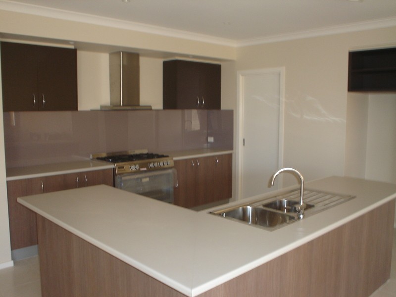 8 Clarence Way, Taylors Hill VIC 3037