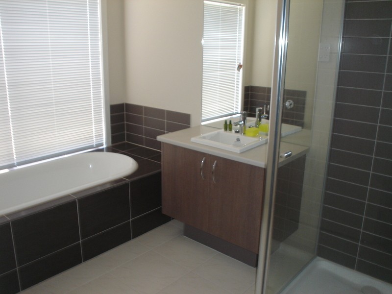 8 Clarence Way, Taylors Hill VIC 3037