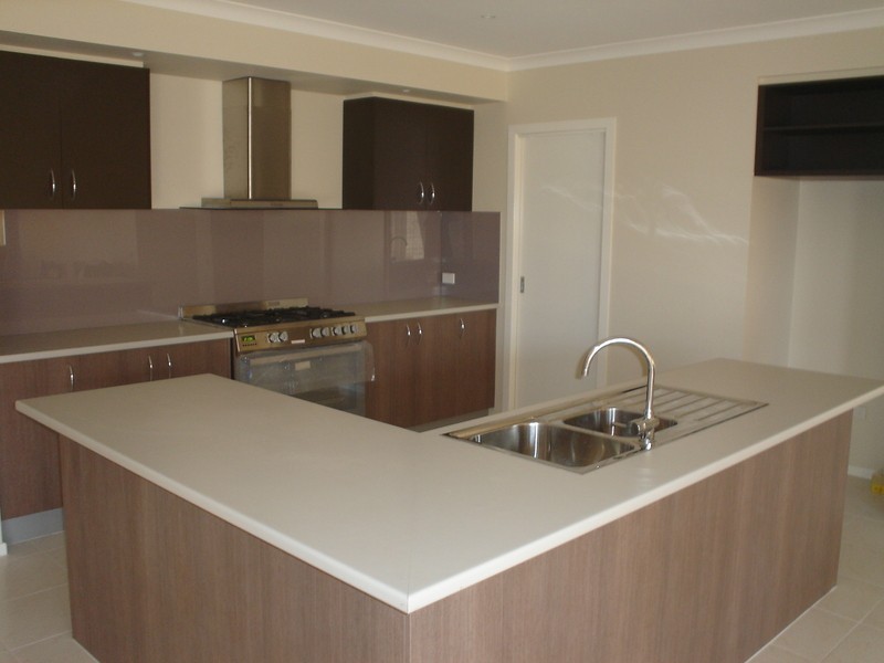 8 Clarence Way, Taylors Hill VIC 3037