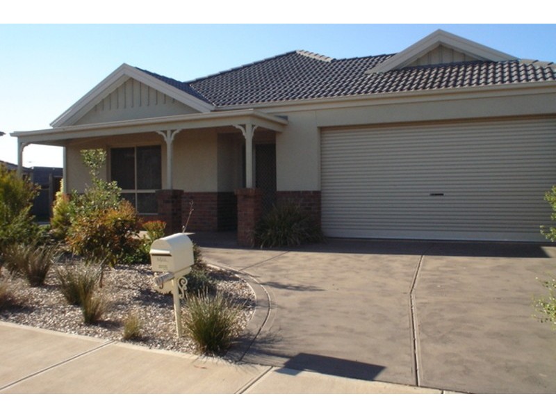 5 Dobell Crescent, Caroline Springs VIC 3023