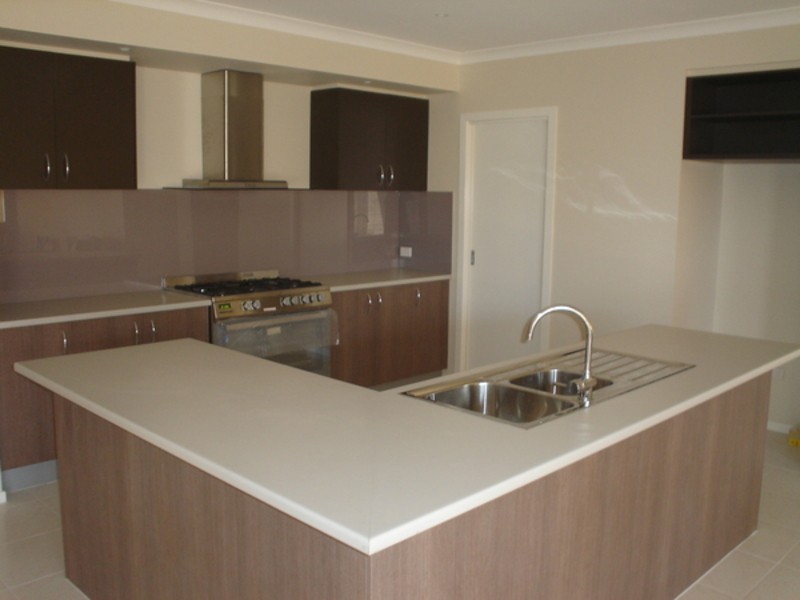 8 Clarence Way, Taylors Hill VIC 3037