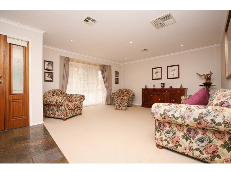 13 Hawkesbury Avenue, Hillside VIC 3037