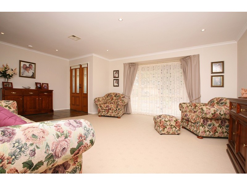 13 Hawkesbury Avenue, Hillside VIC 3037