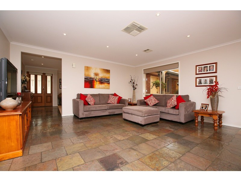 13 Hawkesbury Avenue, Hillside VIC 3037