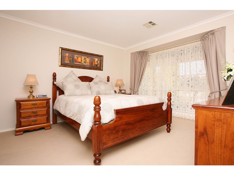 13 Hawkesbury Avenue, Hillside VIC 3037