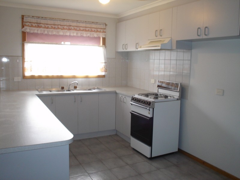 2/27 Roseberry Avenue, Keilor Downs VIC 3038