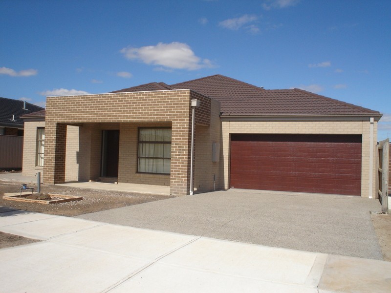 8 Clarence Way, Taylors Hill VIC 3037