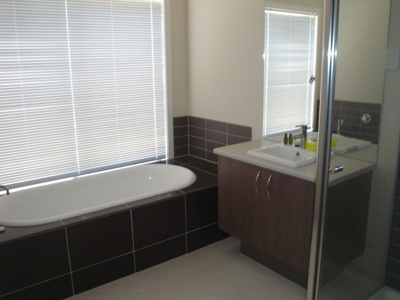 8 Clarence Way, Taylors Hill VIC 3037