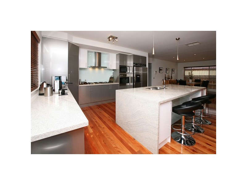 5 Marrowie Place, Taylors Hill VIC 3037