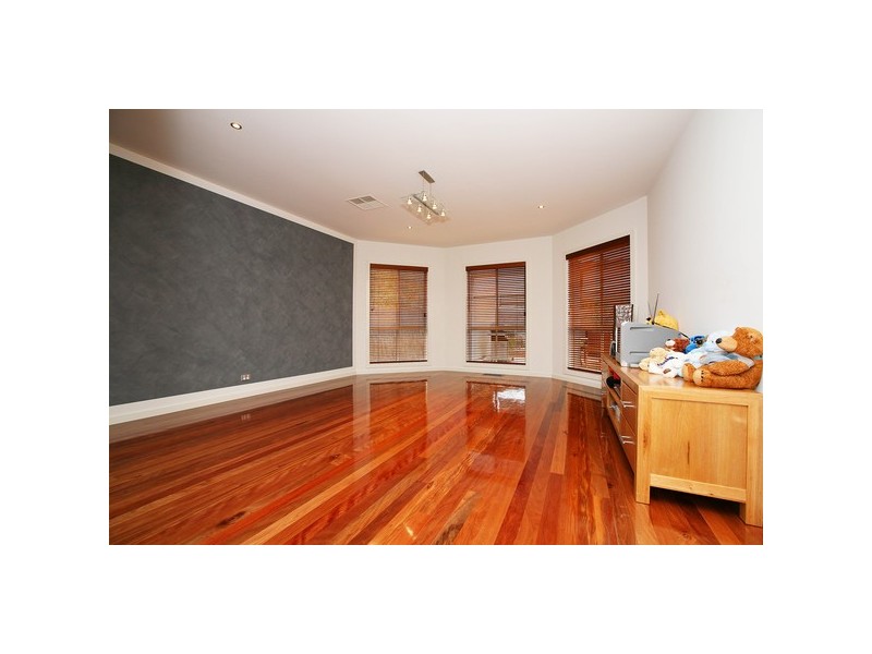 5 Marrowie Place, Taylors Hill VIC 3037