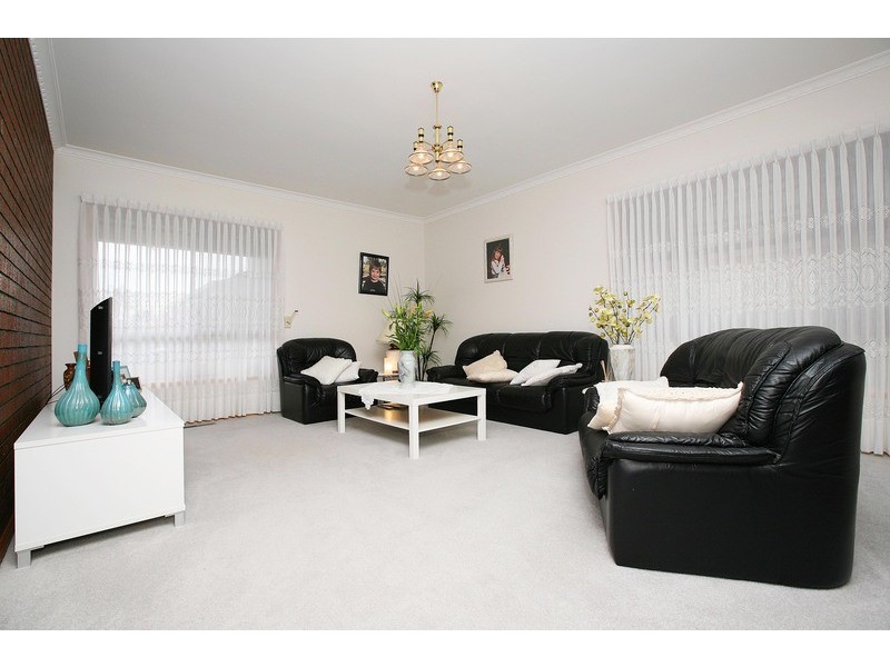 22 Admirals Crescent, Taylors Lakes VIC 3038