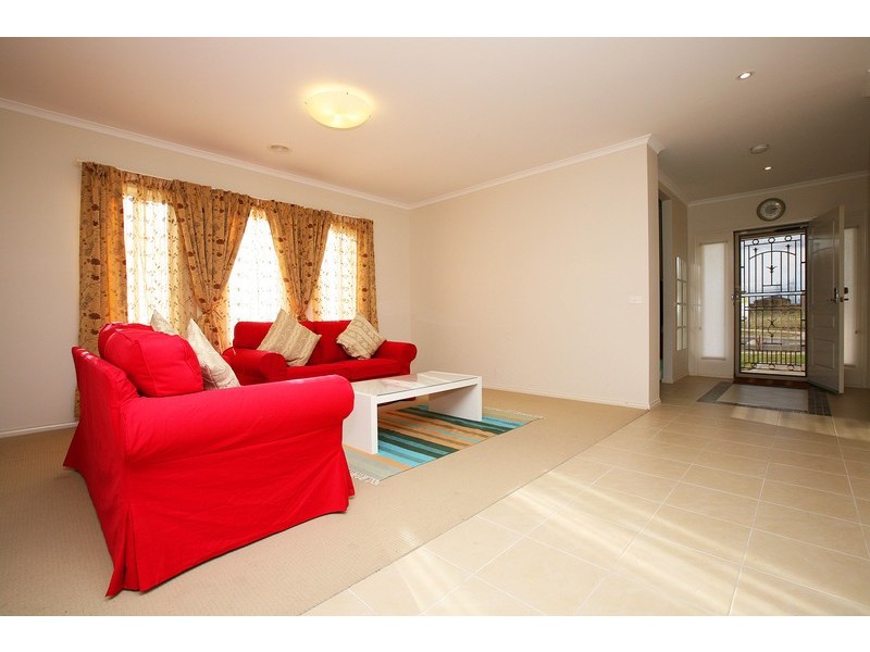 71 Hillcrest Drive, Hillside VIC 3037