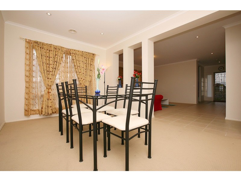 71 Hillcrest Drive, Hillside VIC 3037