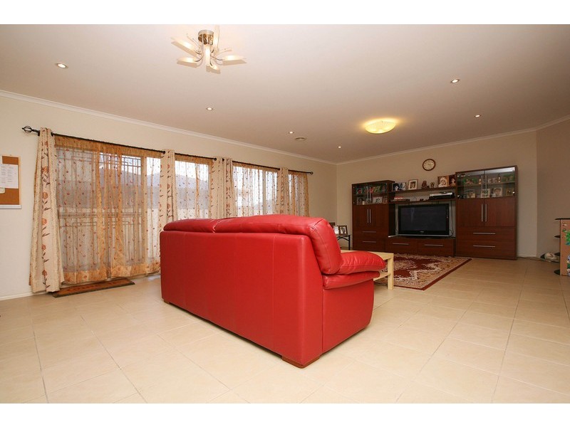 71 Hillcrest Drive, Hillside VIC 3037