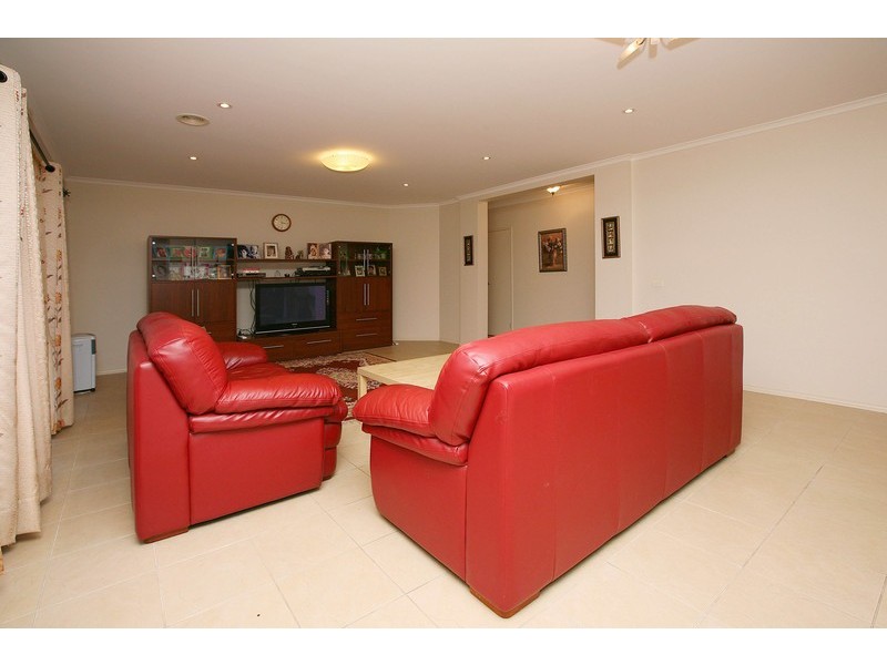 71 Hillcrest Drive, Hillside VIC 3037