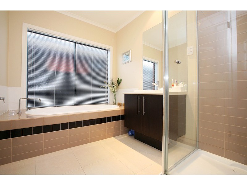 24 Domain Drive, Hillside VIC 3037