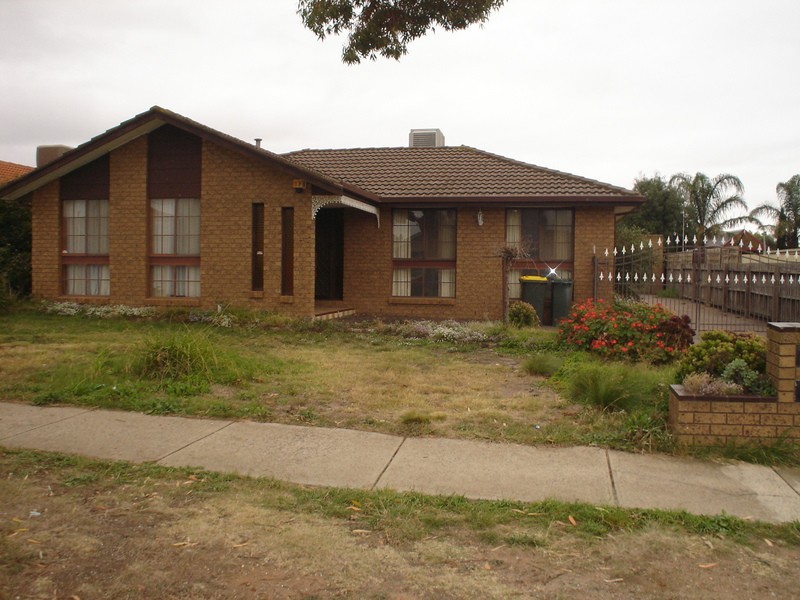 16 Barbary Crescent, Taylors Lakes VIC 3038