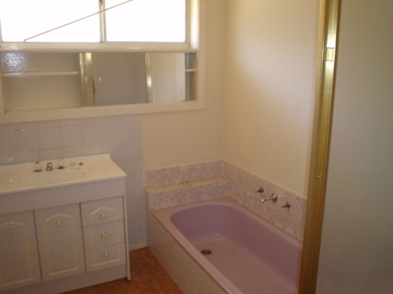 25 Diamond Avenue, St Albans VIC 3021