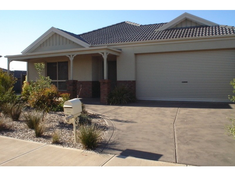 5 Dobell Crescent, Caroline Springs VIC 3023